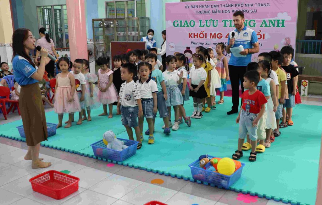 Các bé trường mầm non Phương Sài tham gia trò chơi thi chuyền các đồ vật được gọi tên bằng tiếng Anh