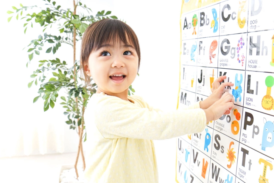Khả năng giao tiếp tự tin 7 dấu hiệu cho thấy bé 3 tuổi đang học tiếng anh rất tốt