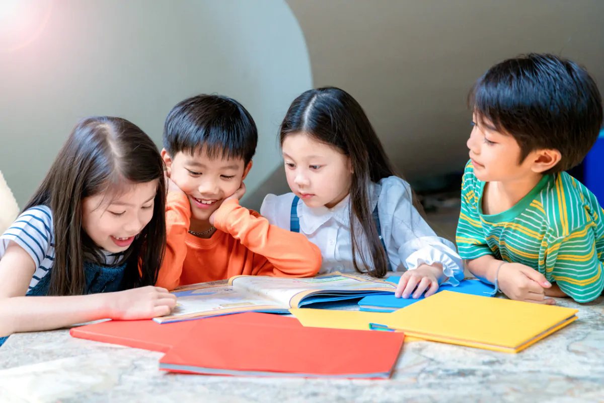 Tại sao trẻ em học tiếng anh nhanh hơn người lớn? lộ trình hiệu quả cho từng lứa tuổi