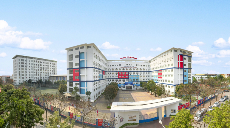 Trường Quốc tế Liên cấp Việt-Úc Hà Nội (VAS Hanoi) là trường đầu tiên của Việt Nam trở thành Trường Đối tác của Hội đồng Khảo thí tiếng Anh Đại học Cambridge