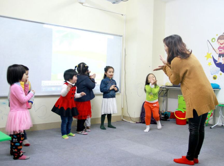 Trò chơi vận động kết hợp học tiếng anh top 10 cho bé 4 tuổi