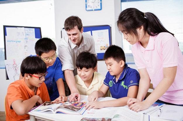 Giáo viên nước ngoài và học sinh cấp 2 trong lớp học