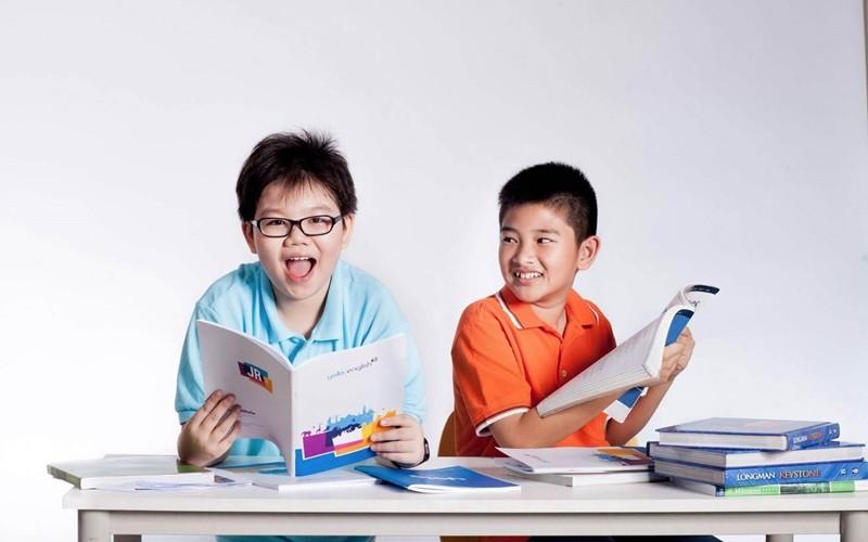Hai học sinh cấp hai tự tin học tiếng Anh cùng sách vở