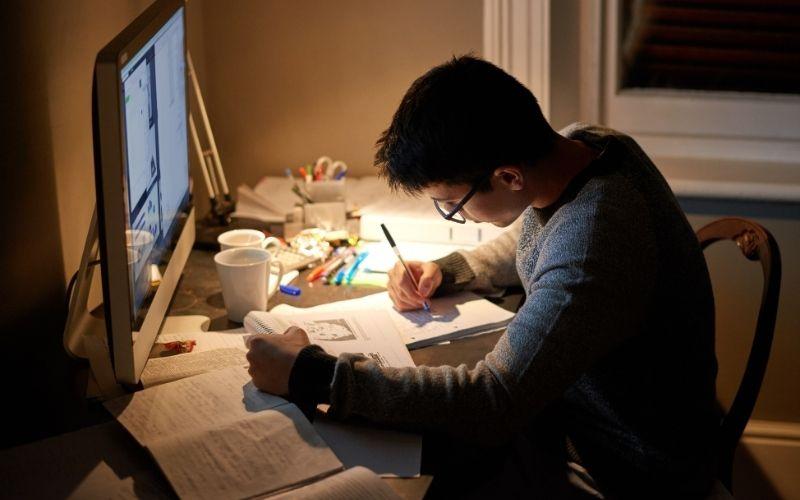 Tự học IELTS hay đến trung tâm? Ưu nhược điểm 
