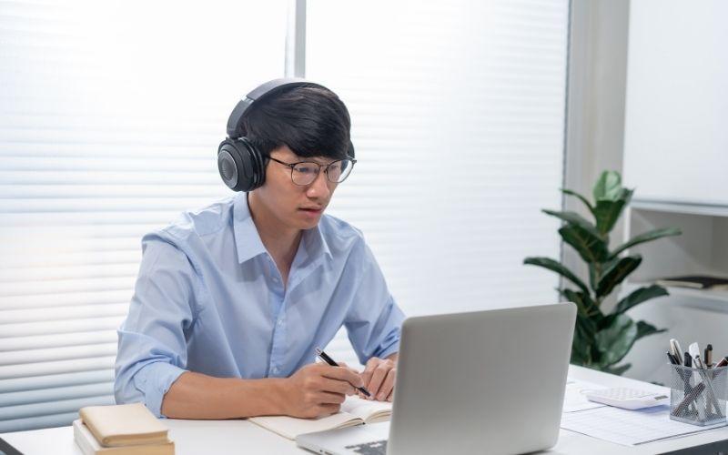 Nếu bạn là người mất gốc, hãy bắt đầu từ những viên gạch nền tảng nhất: ngữ âm, từ vựng cơ bản và ngữ pháp cốt lõi. 