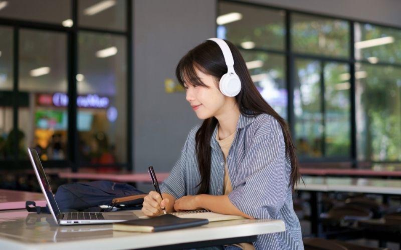 Mẹo làm bài IELTS Listening hiệu quả